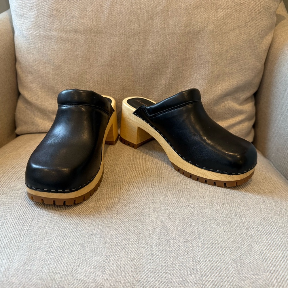 BAND OF THE FREE Caldera Block Heel Clog In Black